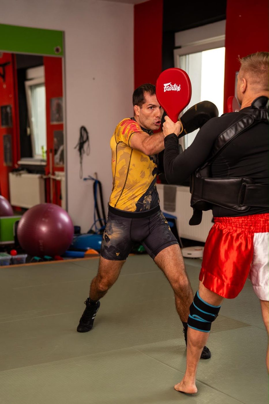 Marcin Rogowski prowadzi trening techniki na łapach